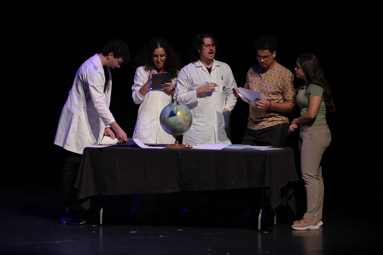 Estudantes de Física da Unicamp brilham no palco com peça sobre clima