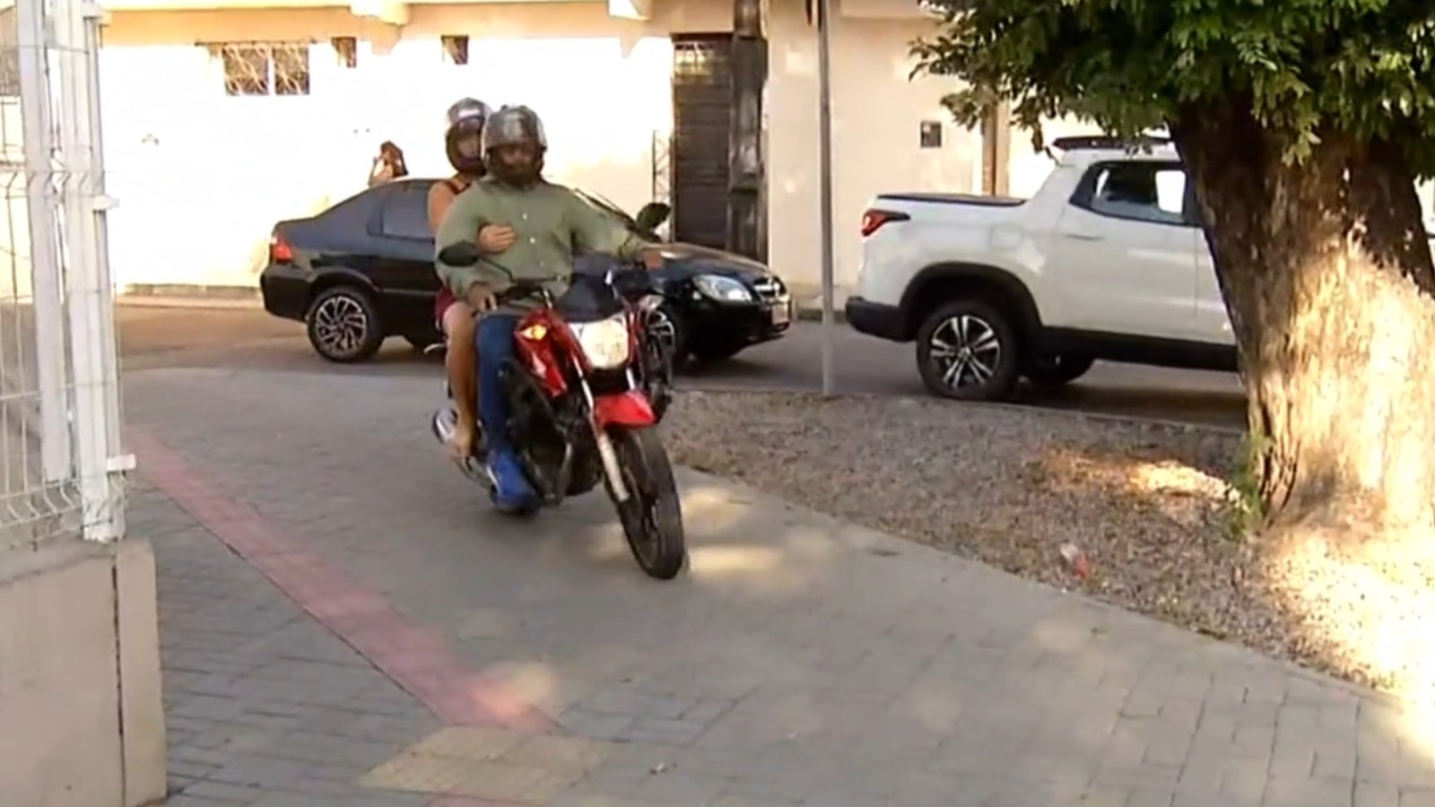 Calçada em Fortaleza vira 'atalho' para motociclistas; infração é gravíssima