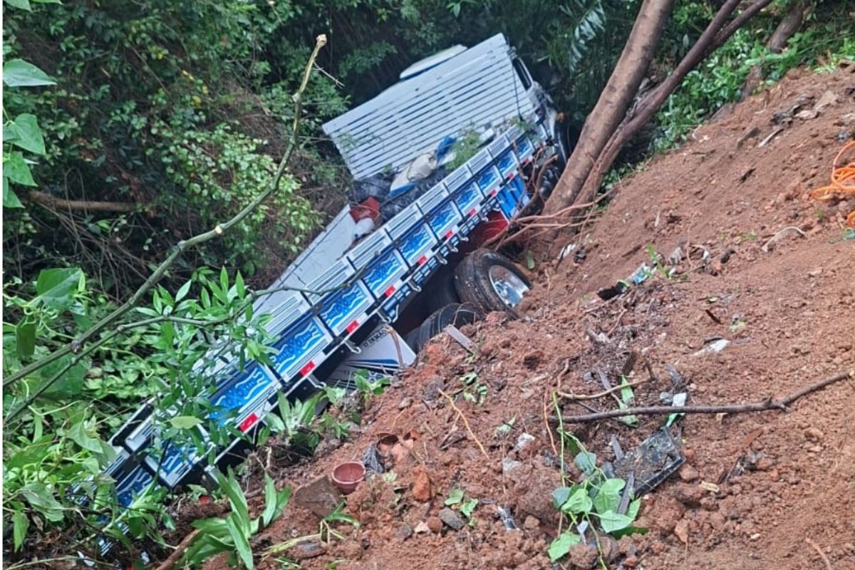 Caminhão desgovernado atinge carro, derruba poste e para dentro de córrego em Indaiatuba