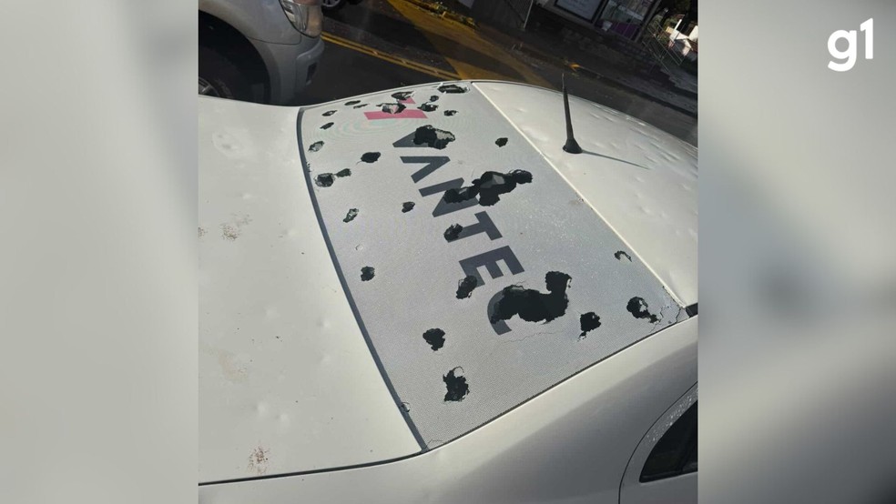 Veículo atingido por pedras de granizo em Erechim (RS) — Foto: Imagens cedidas