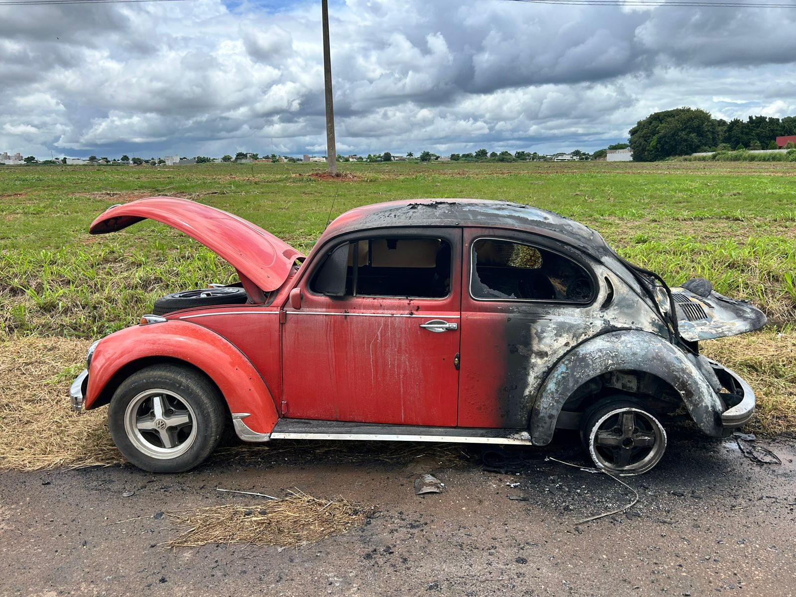 VÍDEO: fusca pega fogo às margens da BR-163 em MT