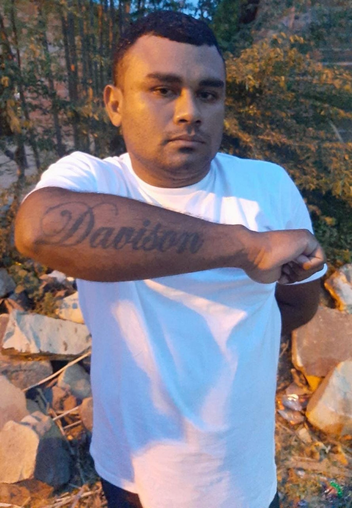 homem-assassinado-a-tiros-em-mesa-de-bar-em-parna-ba-no-litoral-do