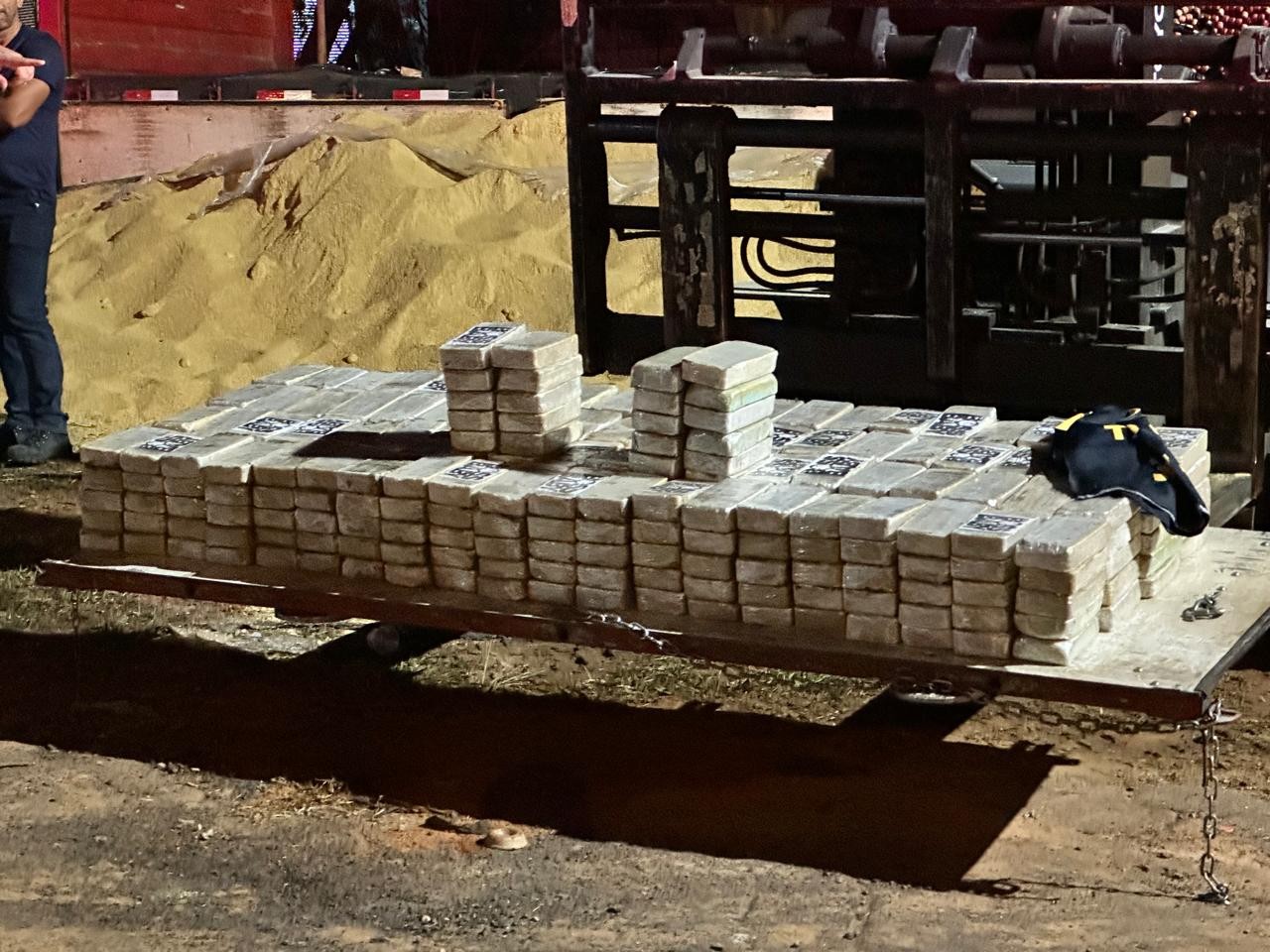 Polícia Rodoviária apreende mais de 400 quilos de cocaína escondidos em fundo falso de carreta em Rio Preto
