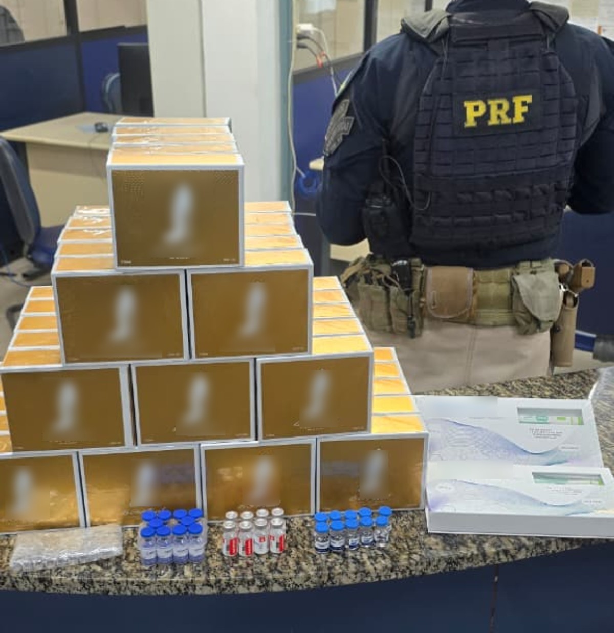 Motorista é preso com carga de medicamentos ilegais e perfumes na Via Dutra, em Barra Mansa