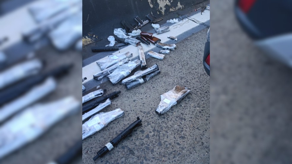 2 de 2
Homens s&atilde;o presos com 14 fuzis e sete pistolas, escondidos no fundo falso de um carro, na SP-280 em Itatinga (SP) durante &mdash; Foto: Pol&iacute;cia Rodovi&aacute;ria/Divulga&ccedil;&atilde;o