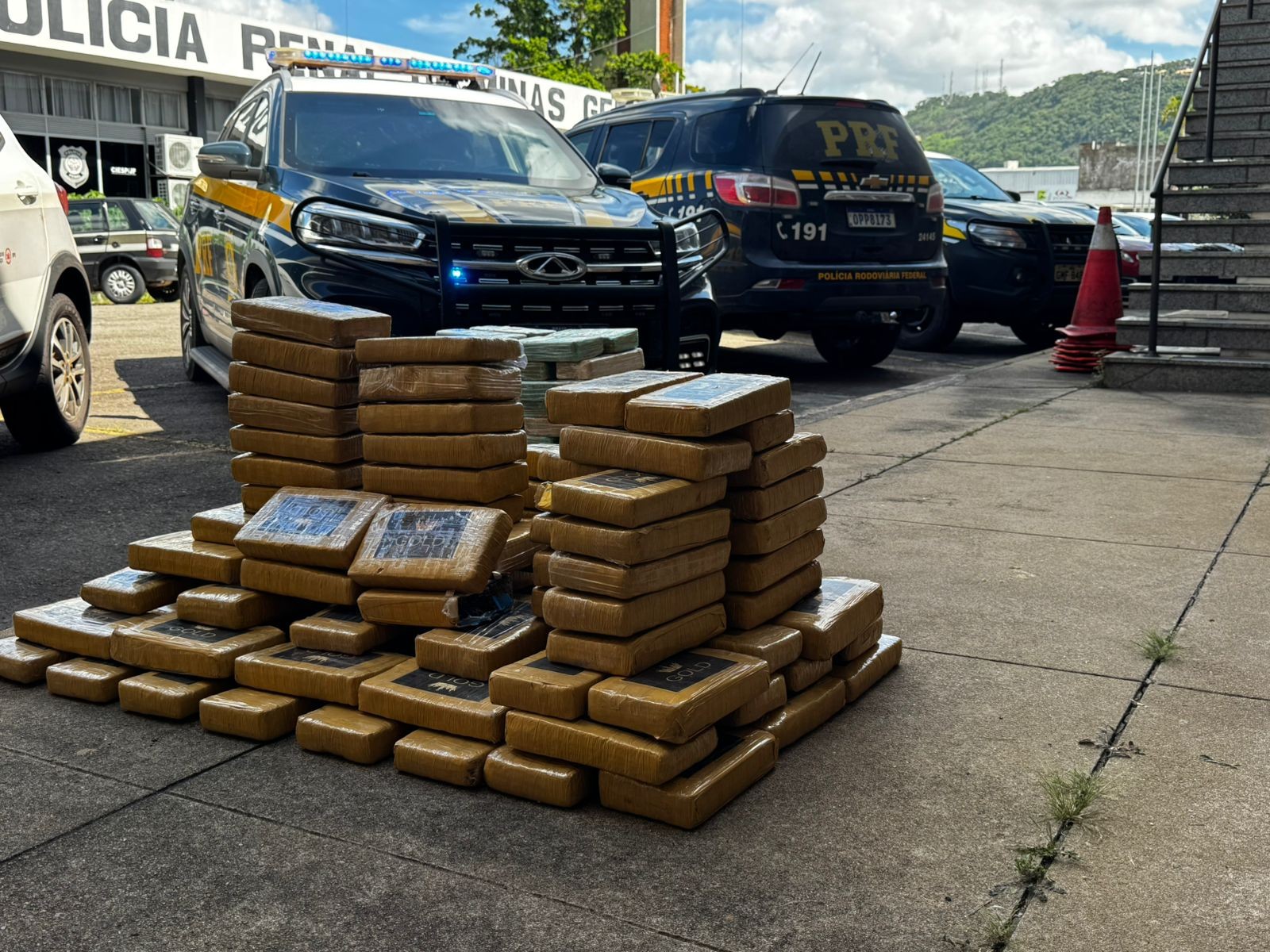 PRF apreende quase 200 kg de drogas no meio de carga de sucata em Juiz de Fora