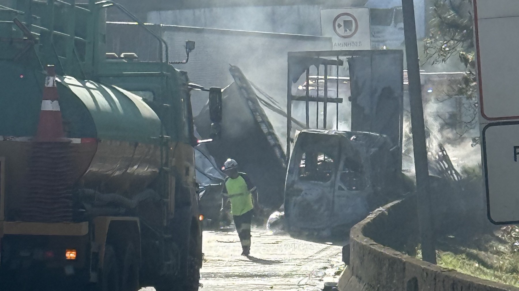 Engavetamento entre carretas e van provoca morte, deixa feridos e interdita BR-376, entre o Paraná e Santa Catarina