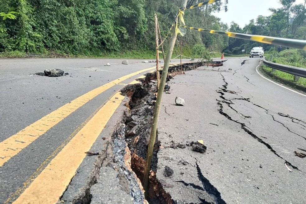 Dois pontos da BR-280 estão com trânsito em meia pista; veja