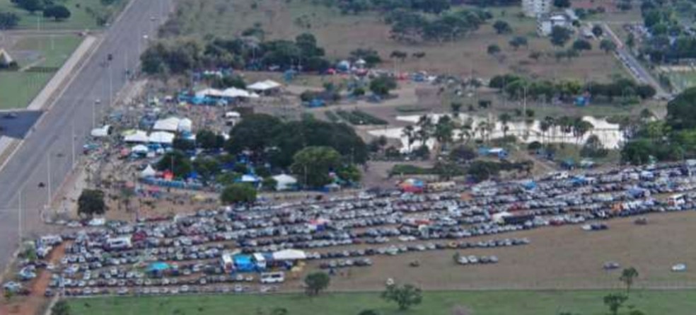 VeÃ­culos foram estacionados em Ã¡rea prÃ³xima ao QG do ExÃ©rcito, no Setor Militar Urbano (SMU), no Eixo Monumental. â Foto: PolÃ­cia Civil/ReproduÃ§Ã£o