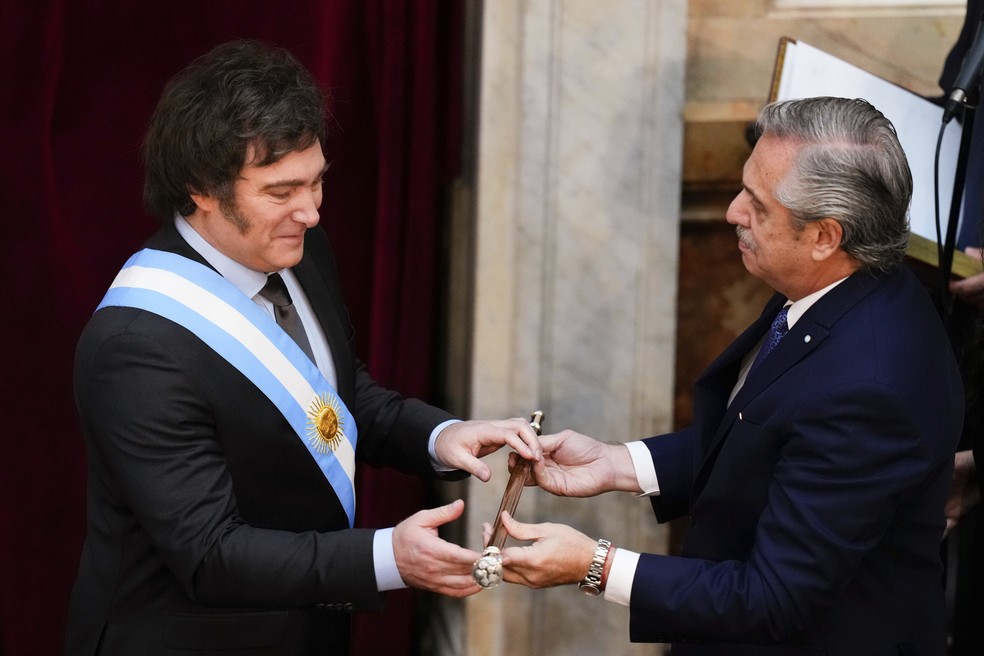Milei recebe o bastão presidencial de Alberto Fernández, outro símbolo do poder na Argentina — Foto: Natacha Pisarenko/AP