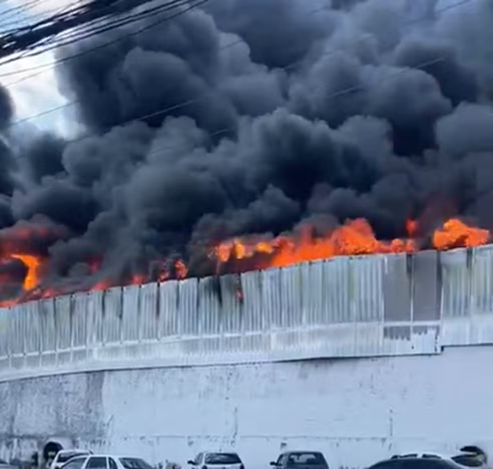 Incêndio que destruiu fábrica em AL começou na sala de bobinas de polietileno