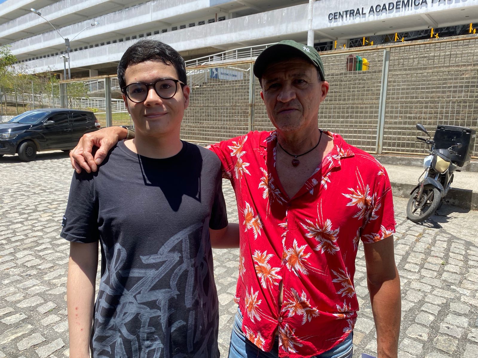 Adolescente autista vai com o pai para local de prova do Enem 2025 e sonha com aprovação: 'é ele quem me dá mais força'