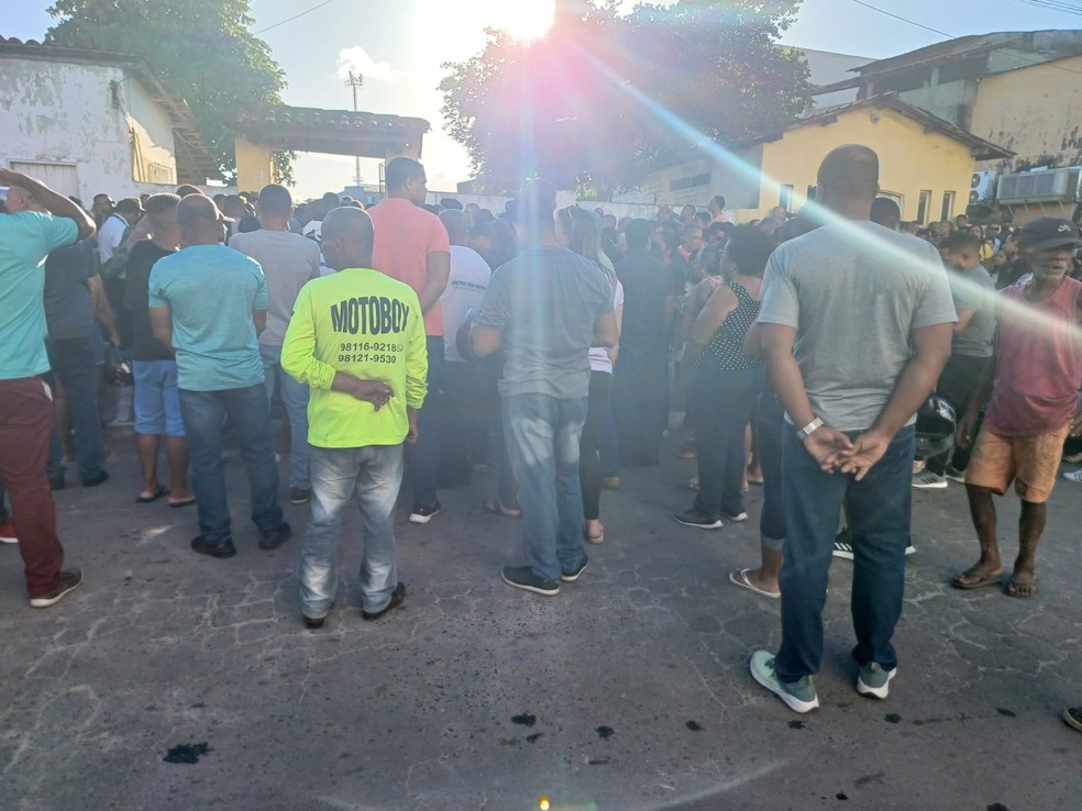 Amigos e familiares durante enterro de PM que morreu durante partida de futebol em Ilhéus, no sul da Bahia — Foto: Arquivo Pessoal