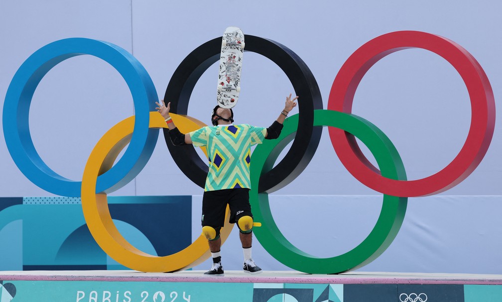 Augusto Akio, o Japinha, equilibra o skate no queixo após volta que lhe garantiu o bronze no skate park em Paris — Foto: Mike Blake/Reuters