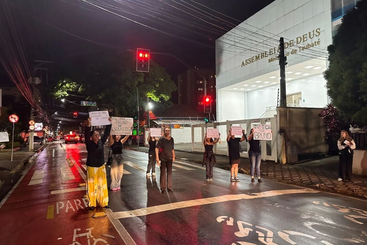 Amigos e familiares pedem justiça em protesto após morte de estudante de medicina em briga de trânsito em Taubaté (SP)