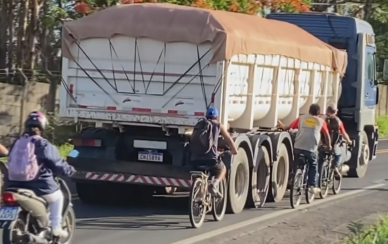 VÍDEO: ciclistas arriscam a vida ao pegar “rabeira” em caminhões em estrada no interior de SP