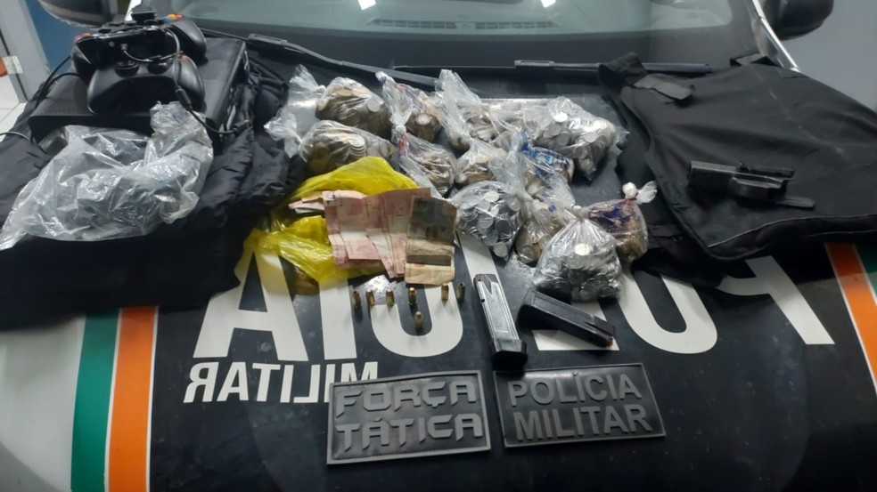 Polícia recuperou parte do dinheiro e apreendeu material que estava no carro usado por suspeitos de assalto a comerciante. — Foto: Reprodução