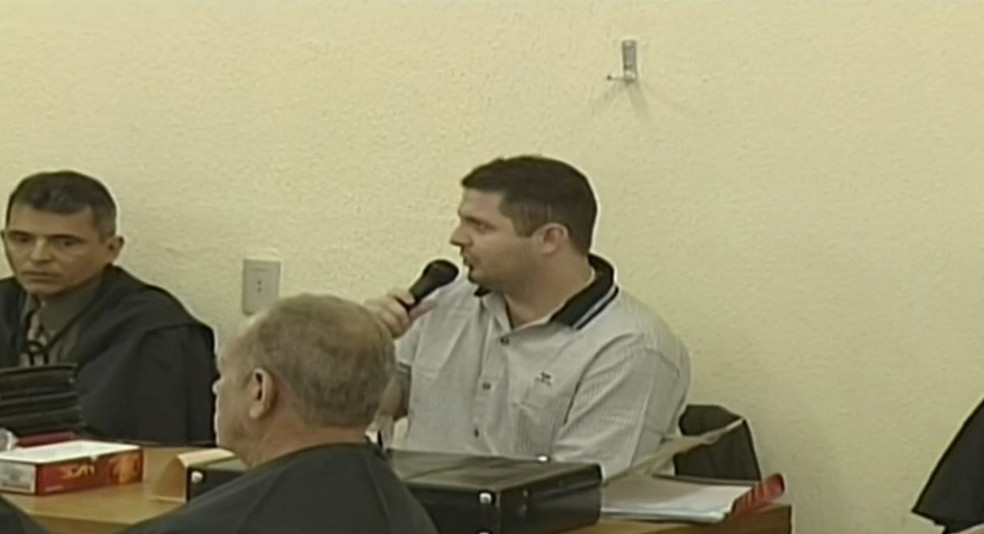 Sérgio Rolim em julgamento pela participação nas mortes de vítimas do grupo criminoso. — Foto: Reprodução/TV Verdes Mares