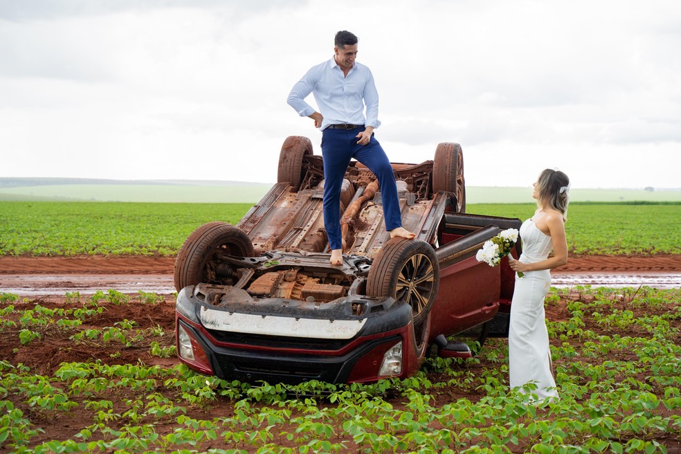 Kelmer Teixeira e Marisa Moraes tiraram fotos com carro capotado em Uberlândia — Foto: Arthur Dourado/Reprodução