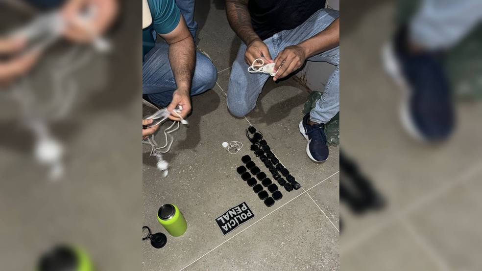 Material eletrônico encontrado com o policial penal no momento da prisão — Foto: SAP