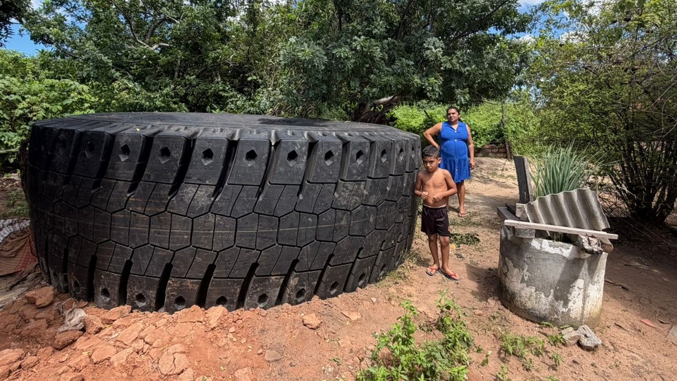 Pneus gigantes usados em veículos de mineração chegam a quatro metros de altura — Foto: Mateus Ferreira/TV Verdes Mares