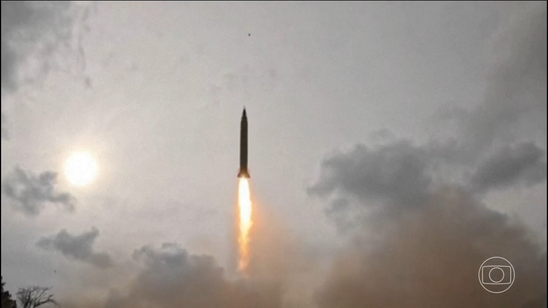 Guerra no Oriente Médio se intensifica com ataques do Irã e ameaça ao estreito de Ormuz