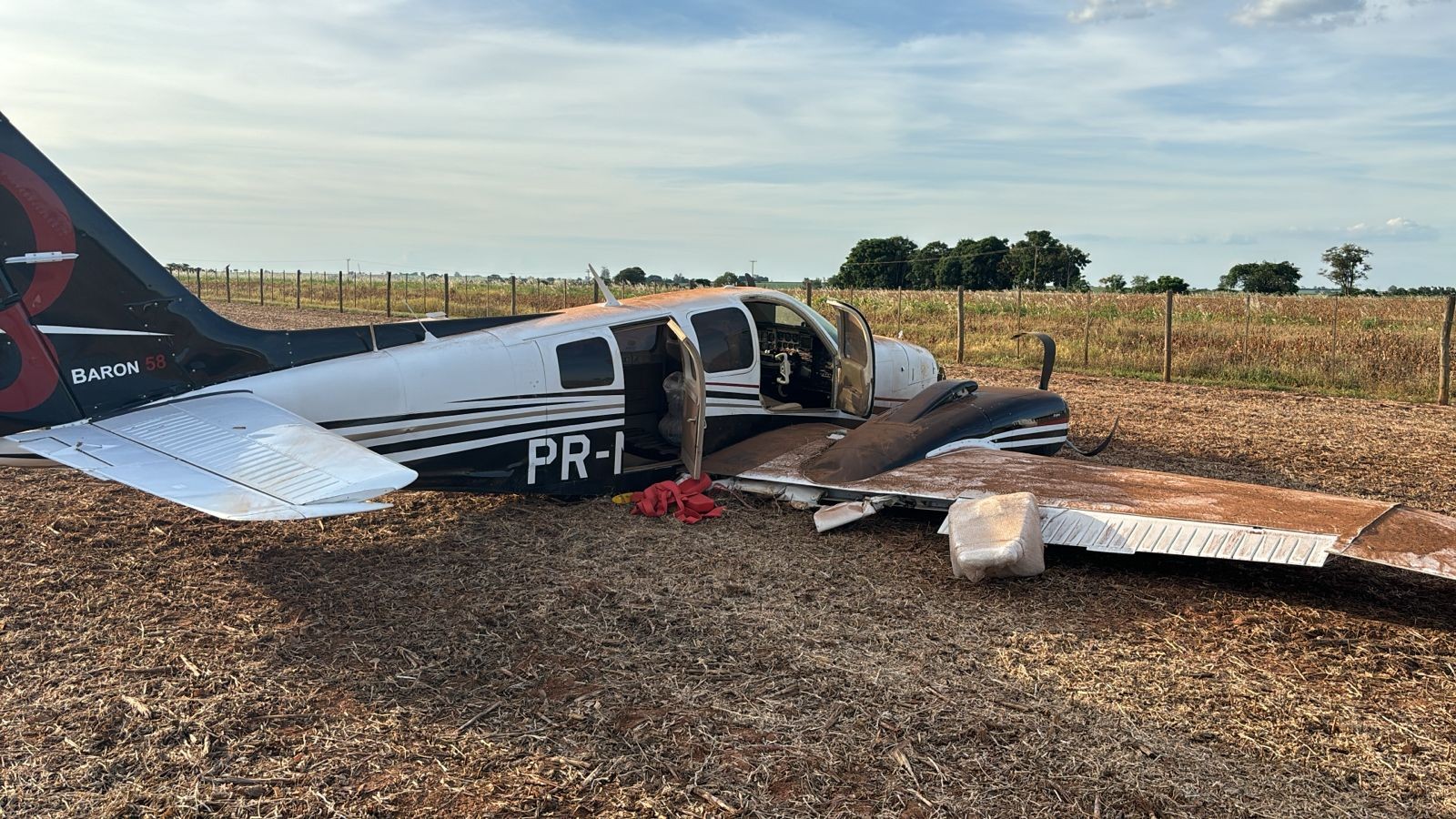 Avião bimotor cai no interior de SP; piloto fugiu 