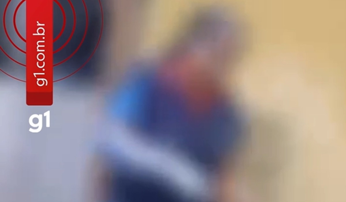 Vídeo mostra estudante coberta de tinta e ovo após 'brincadeira' na saída de escola de Manaus