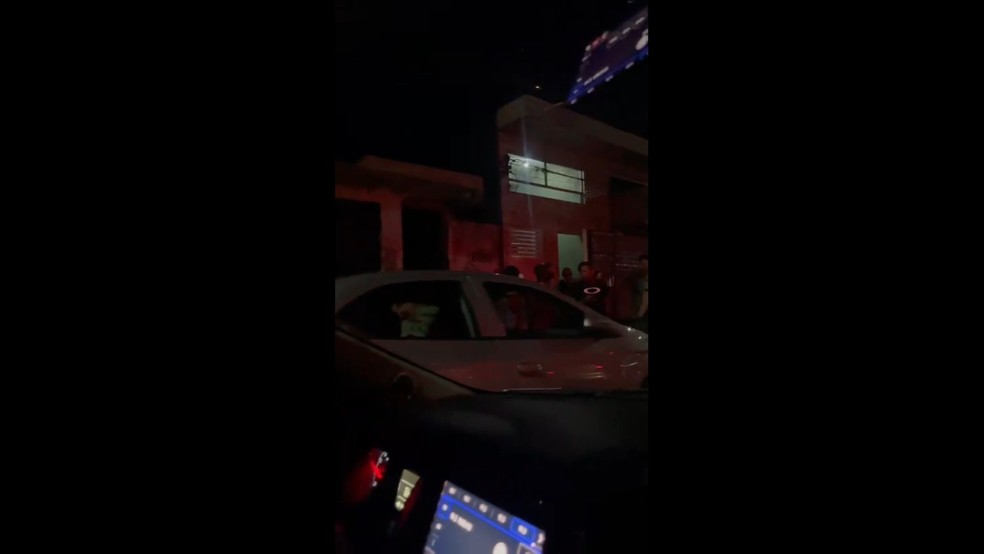 Seis homens são detidos após trocar tiros com policiais e manter dois idosos reféns em Salvador — Foto: Reprodução/Redes Sociais
