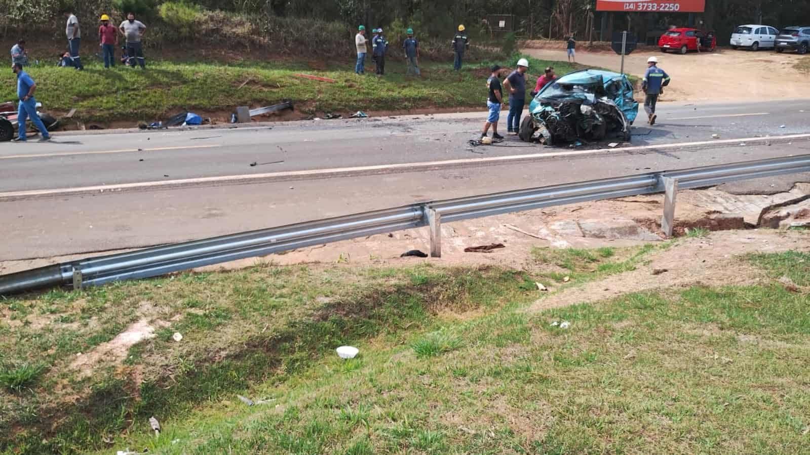 Acidente deixa ao menos duas pessoas mortas e quatro feridas na SP-255 em Itaí