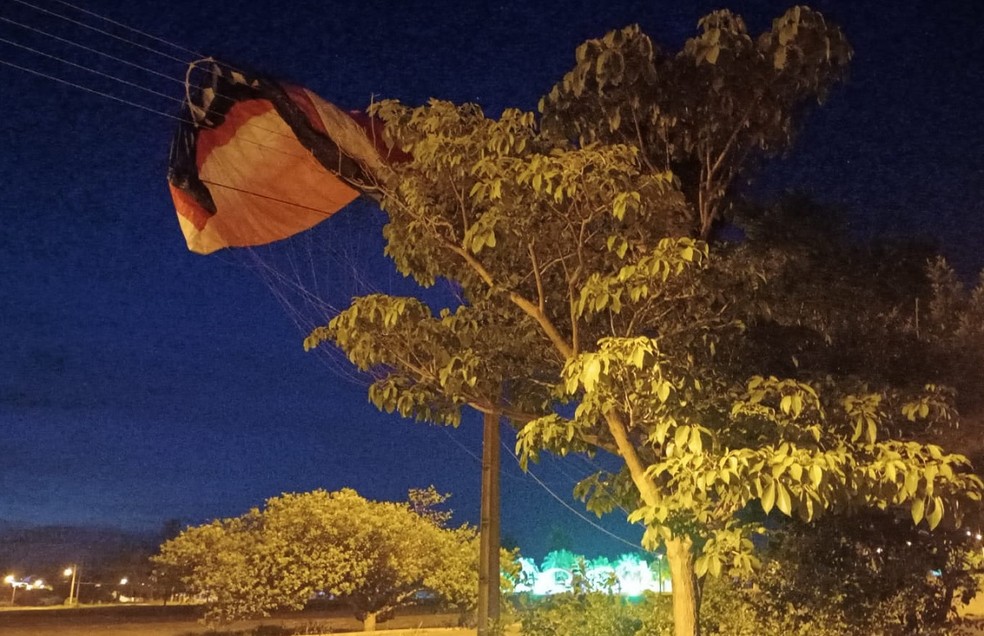 Guarda Municipal isolou a &aacute;rea por seguran&ccedil;a ap&oacute;s paramotor ficar preso em rede el&eacute;trica &mdash; Foto: Divulga&ccedil;&atilde;o