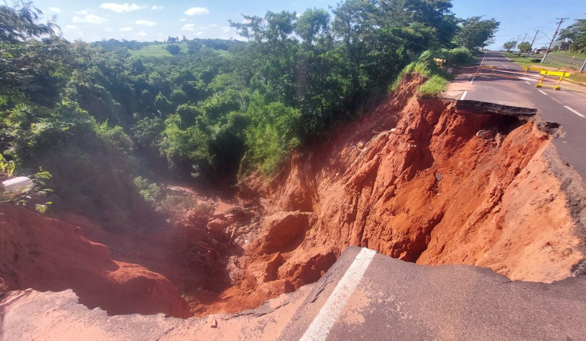 Estrada vicinal que abriu cratera tinha rachaduras e instabilidade semanas antes do deslizamento