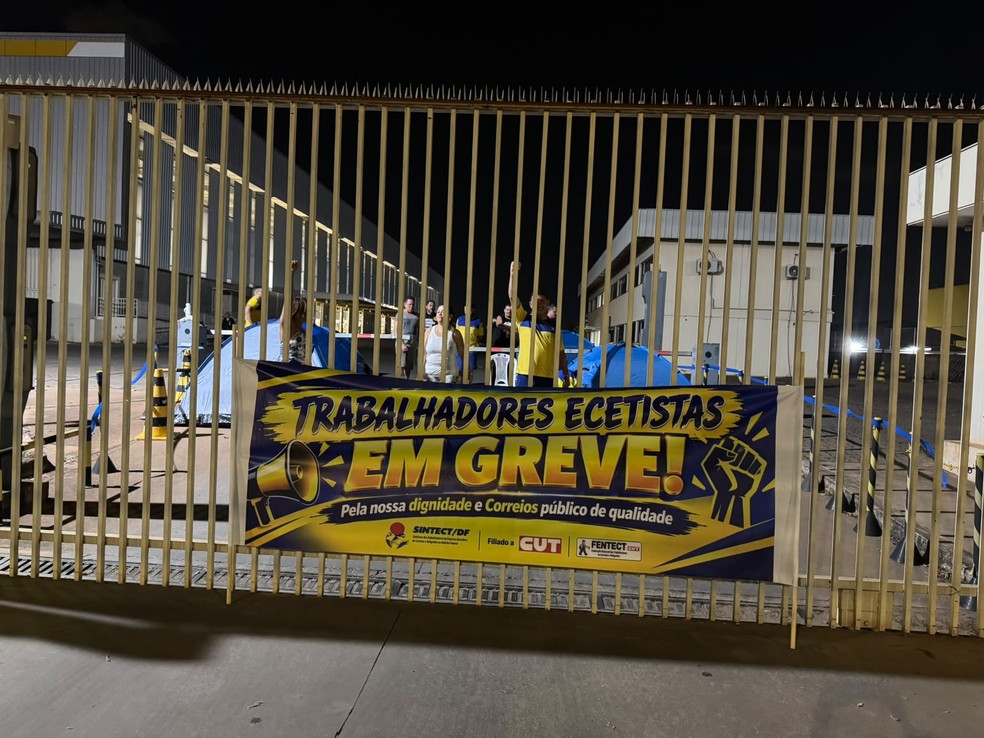 Em greve, trabalhadores dos Correios bloqueiam entrada e saída de cargas no DF — Foto: reprodução