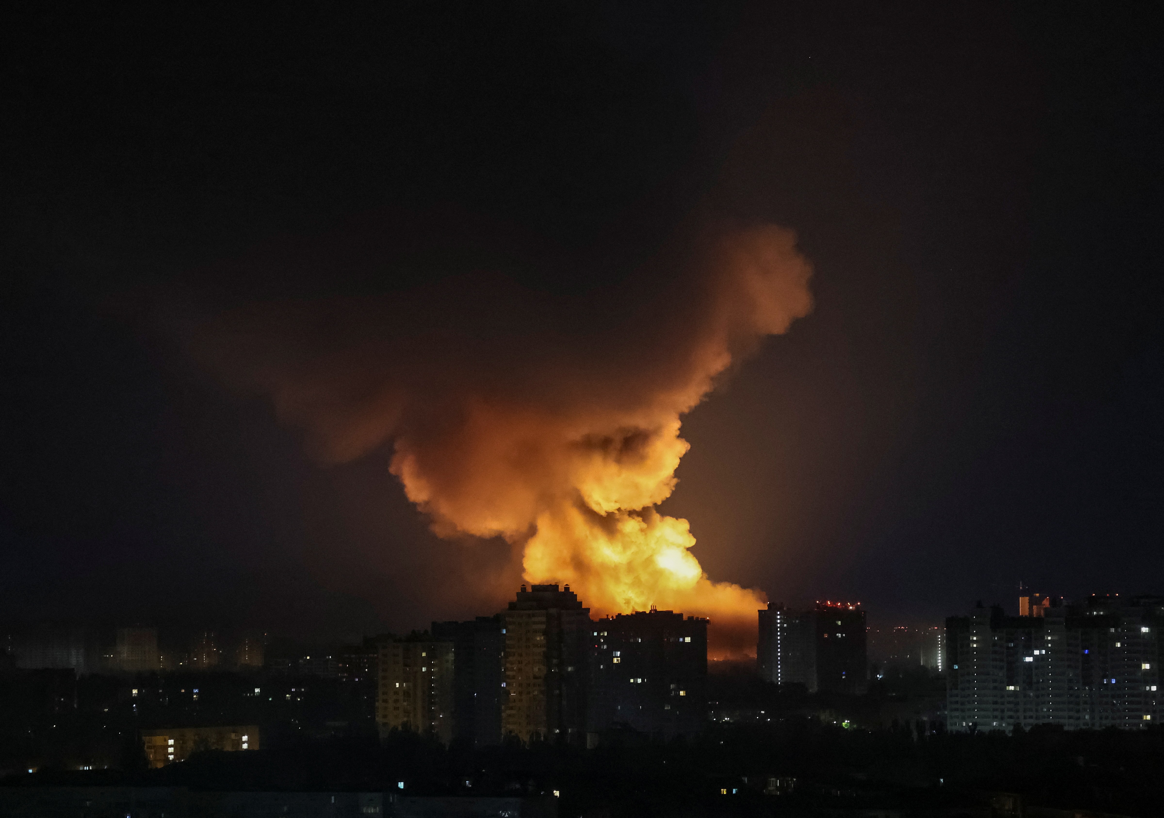 VÍDEO mostra momento em que míssil da Rússia atinge Kiev 