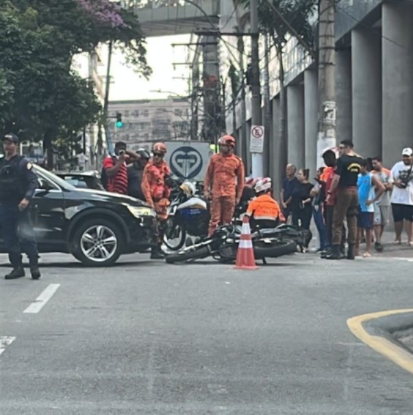 Jovem fica ferido em acidente entre carro e moto em Volta Redonda