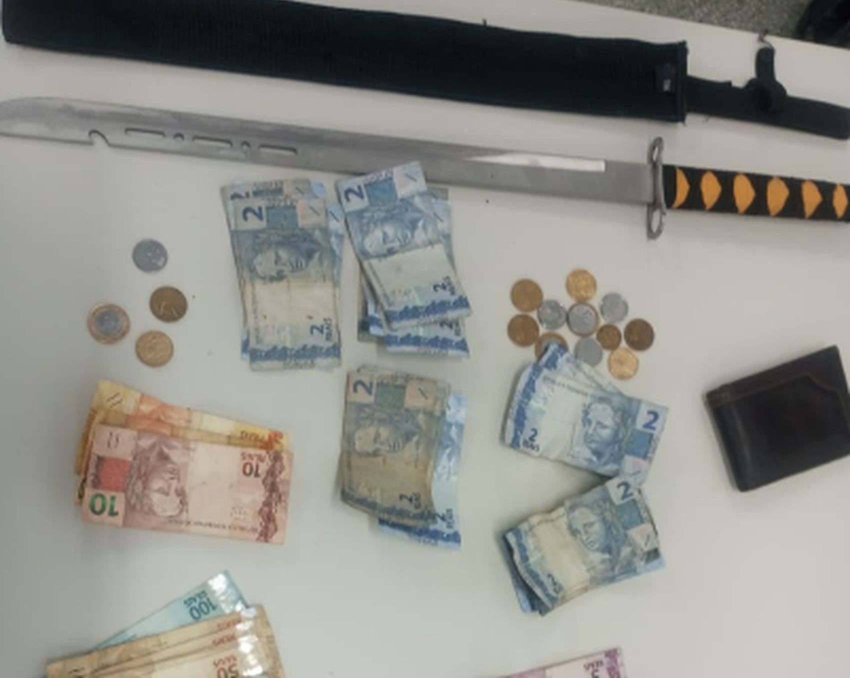 Casal é preso após assalto com espada no Centro de Aracaju