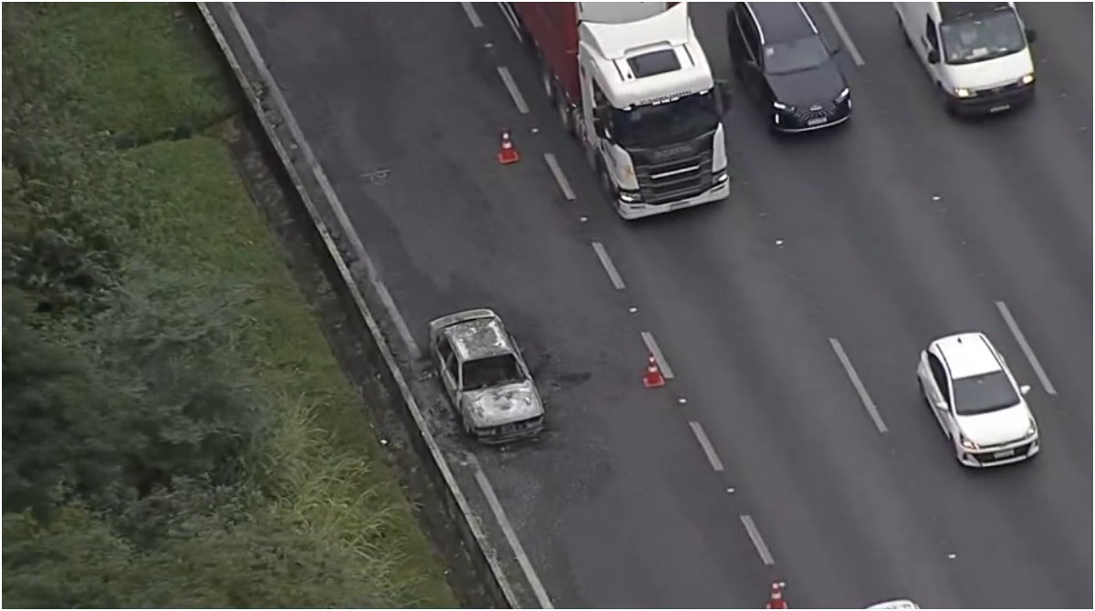 Carro pega fogo na Rodovia dos Bandeirantes; horas depois, uma pessoa morre atropelada no mesmo ponto