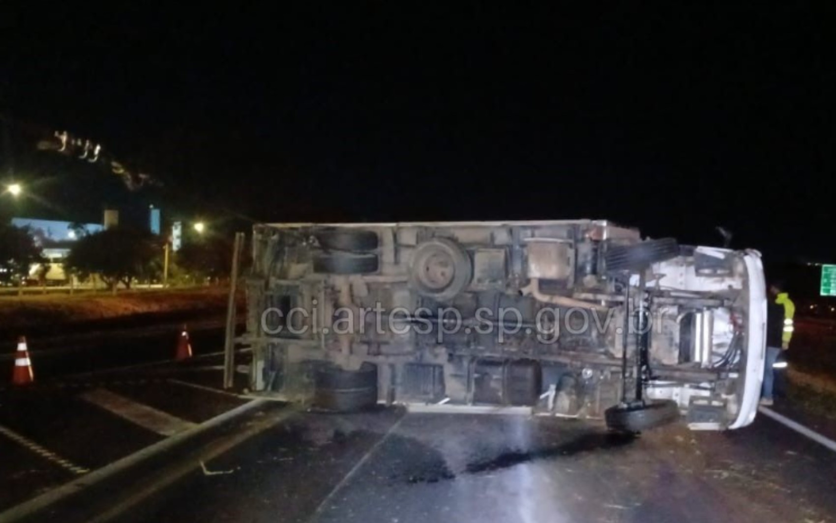 Caminhão tomba e interdita trecho em frente à Ceagesp, em Ribeirão Preto, SP