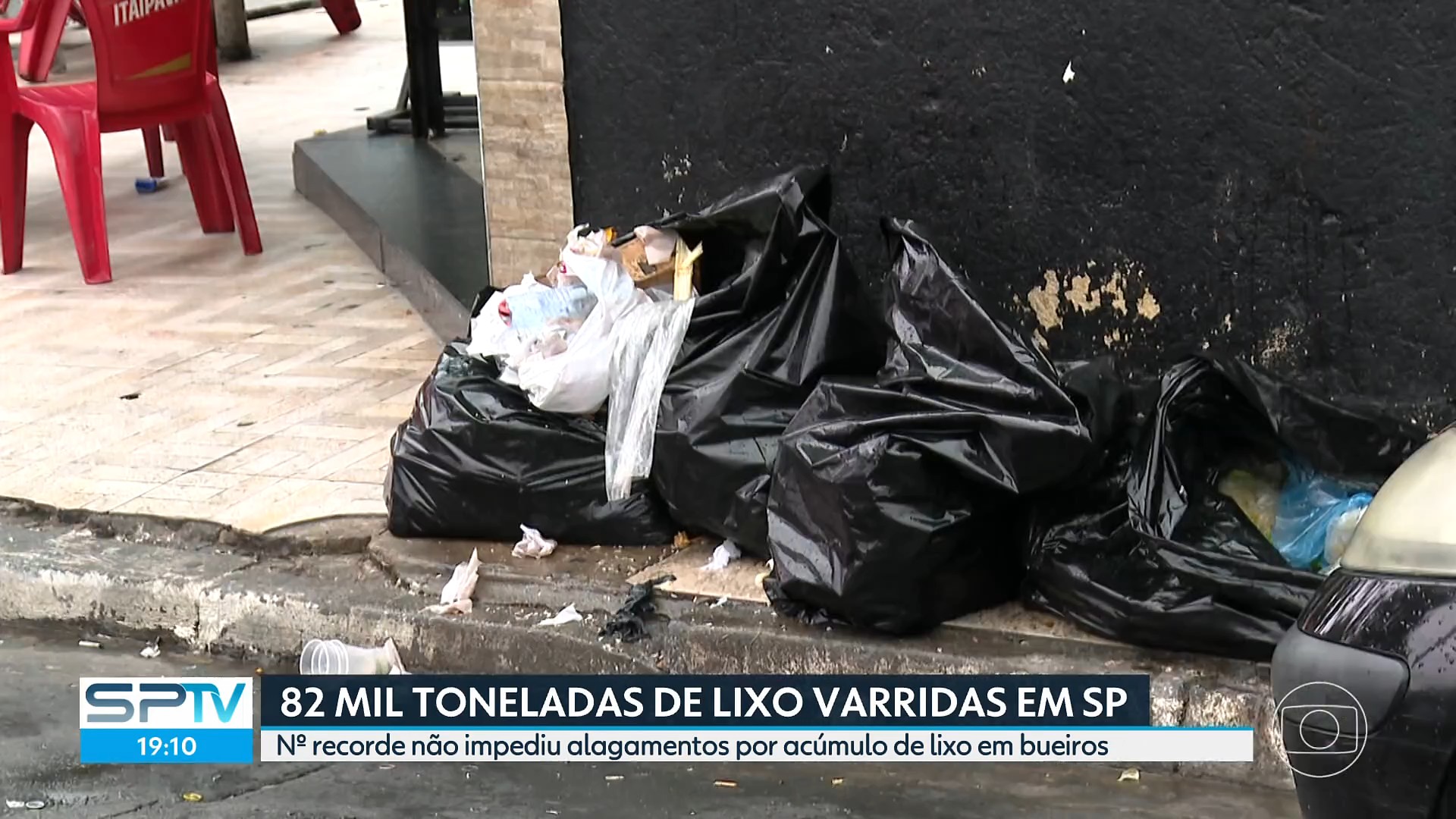 Lixo descartado por lojas do Brás entope bueiros e aumenta risco de alagamentos na Zona Central de SP