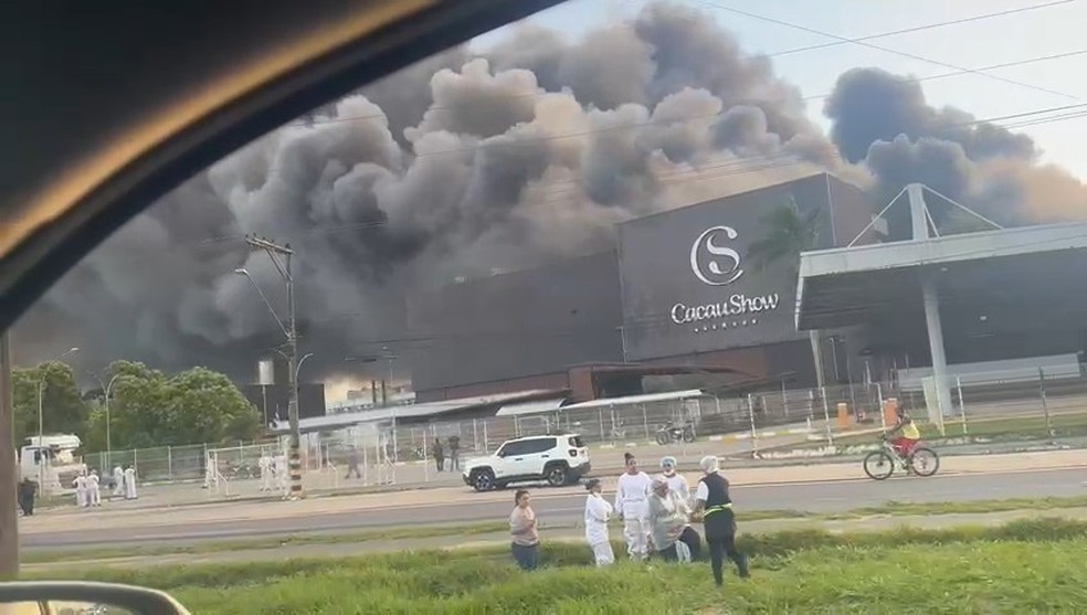 Incêndio atinge fábrica da Cacau Show em Linhares, no Norte do ES — Foto: Redes Sociais