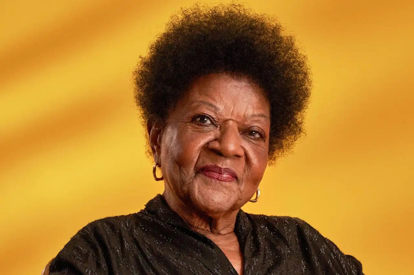 Alaíde Costa reaviva sucesso reflexivo de Julio Iglesias na trilha sonora de filme sobre o apresentador de TV Silvio Santos