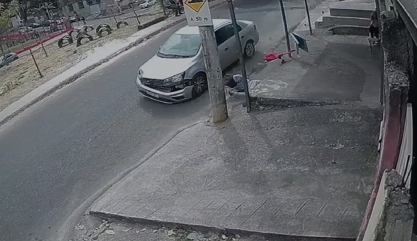 Motorista perde controle de carro ao passar em quebra-molas, atropela adolescente e foge; VÍDEO 