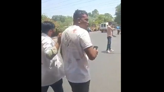 Único sobrevivente de queda de avião da Air India escapou pela saída de emergência, diz polícia - Ramesh Viswashkumar conseguiu pular para fora da aeronave, que levava 242 pessoas a bordo. Todos os outros ocupantes morreram.