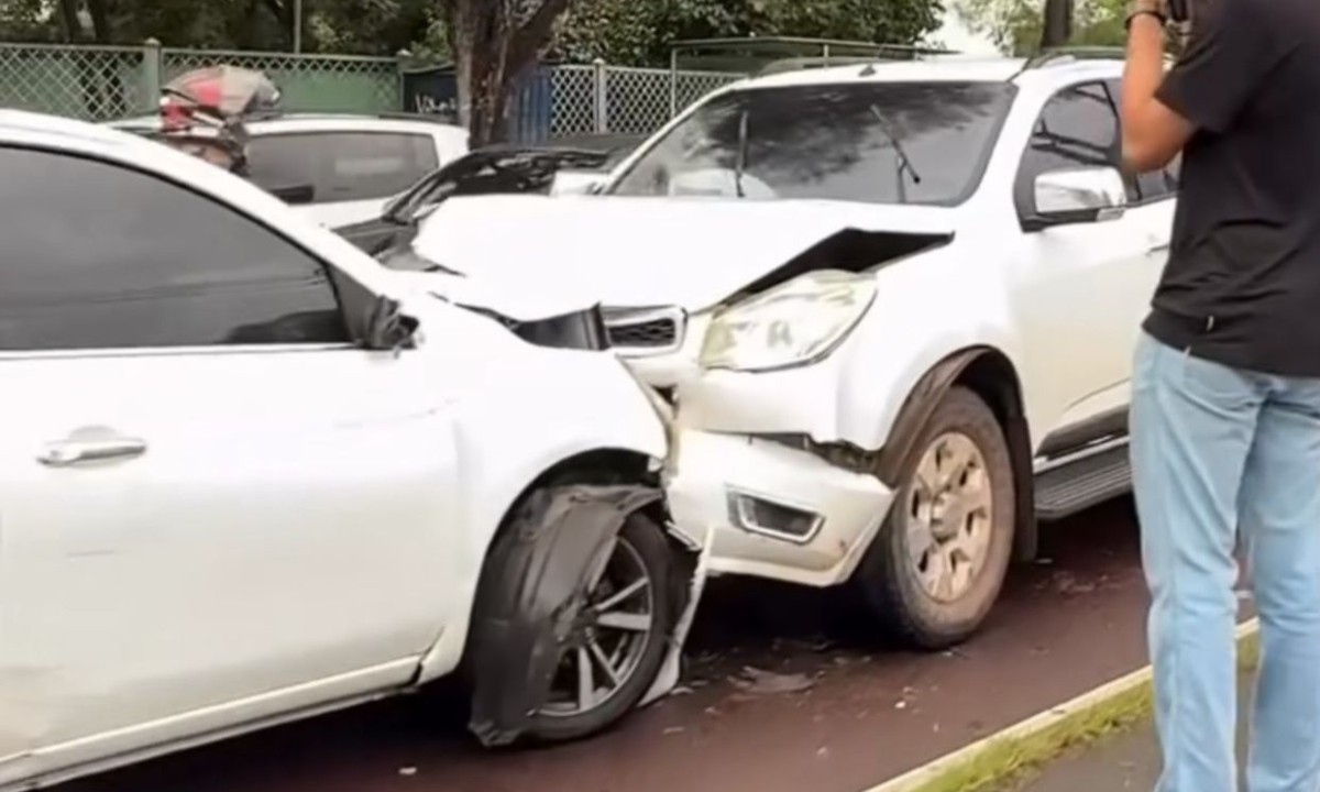Carro invade contramão e causa acidente com outros dois veículos na Avenida Djalma Batista, em Manaus