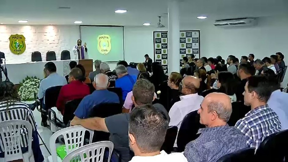 Em Fortaleza, missa de sétimo dia foi realizada em memória dos quatro policiais assassinados em delegacia de Camocim — Foto: Reprodução/TVM