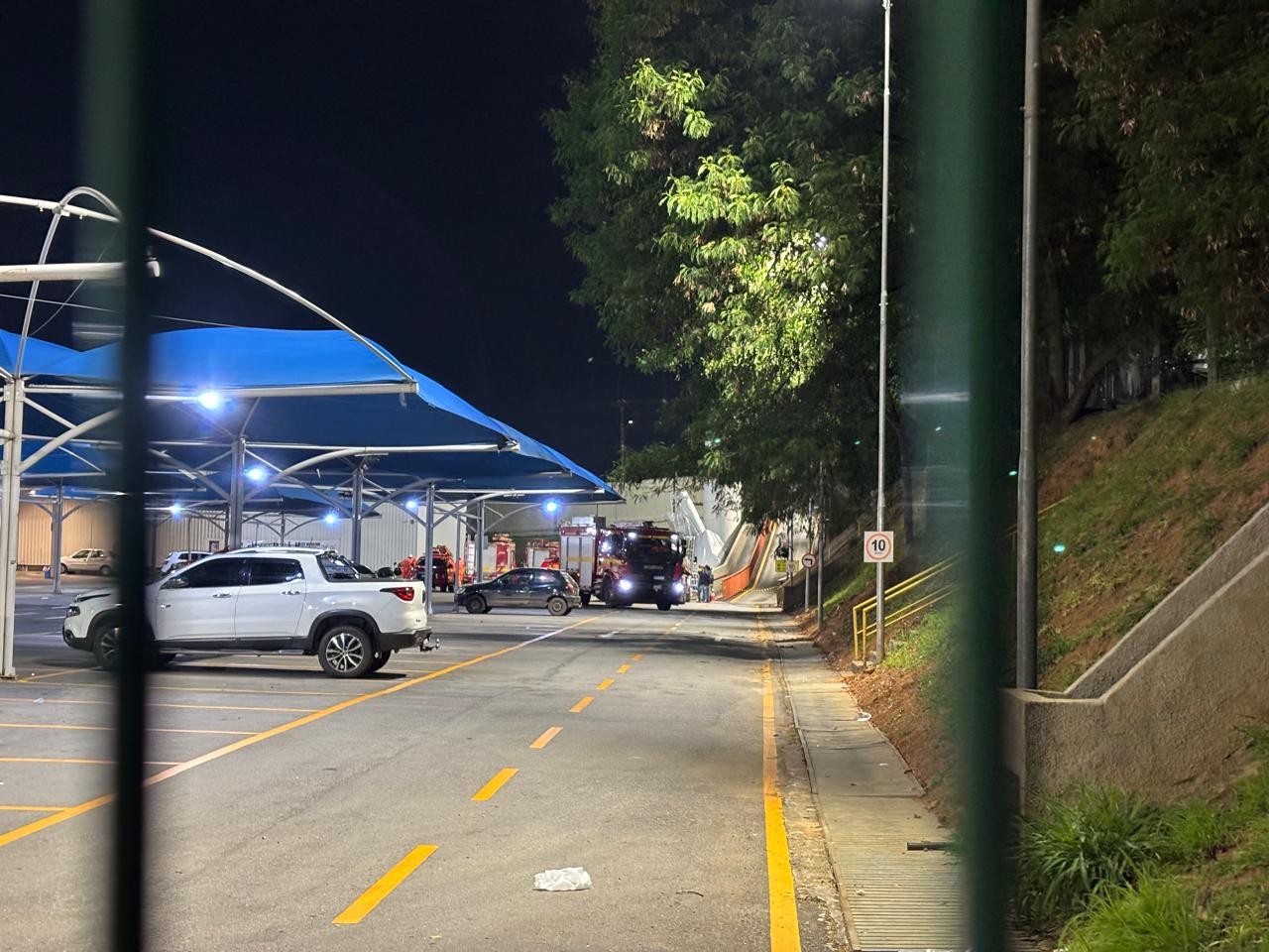 Homem morre após ser atingido por caixa d'água de 30 mil litros em estacionamento de supermercado