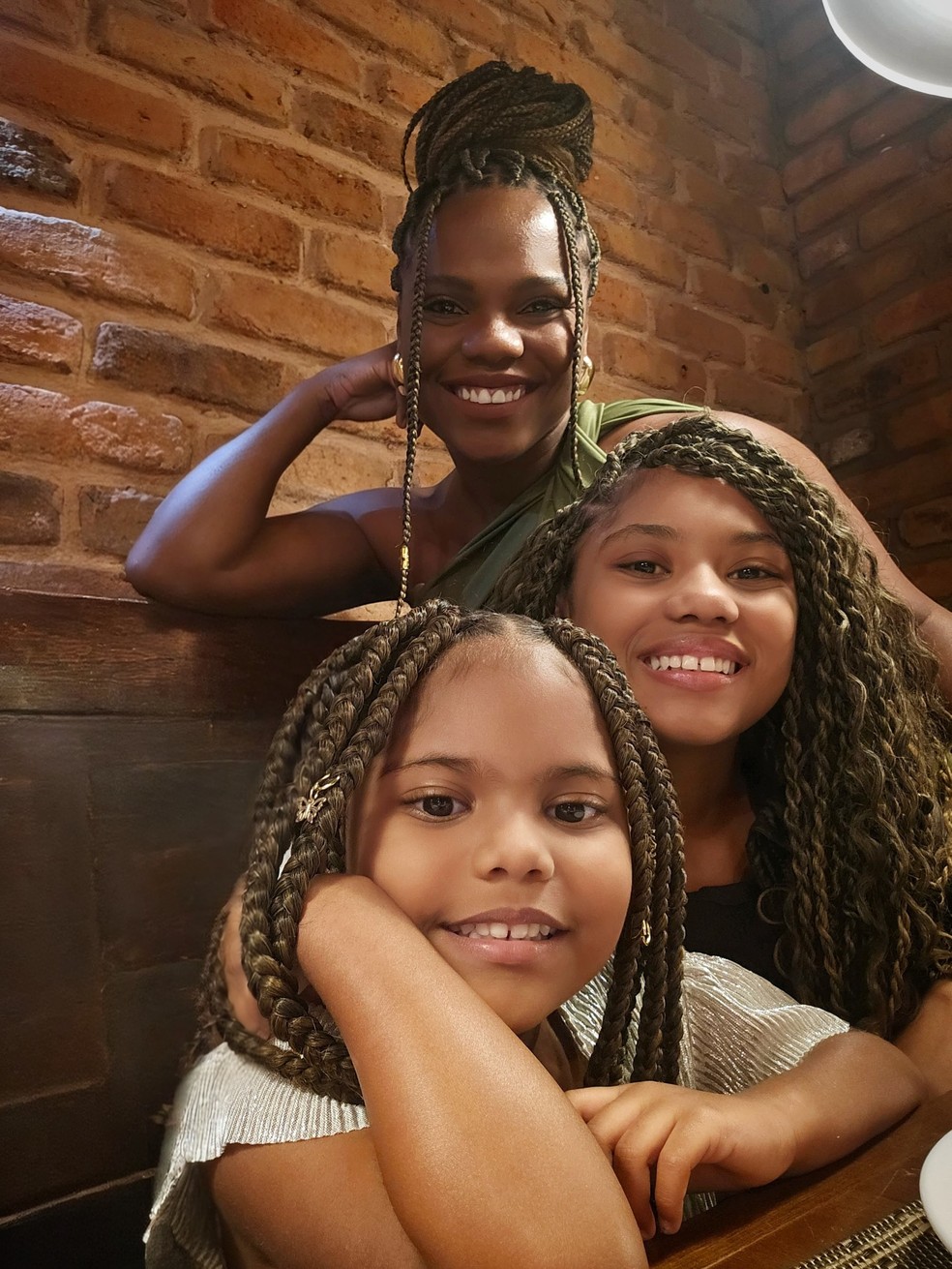 Roberta Massot e as filhas — Foto: Arquivo Pessoal