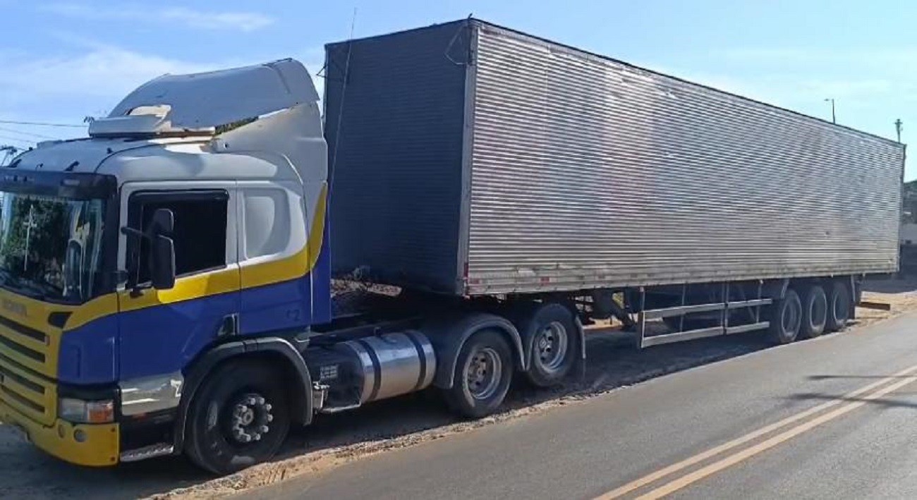 Caminhão carregado com eletrodomésticos é saqueado após assalto em Campos 