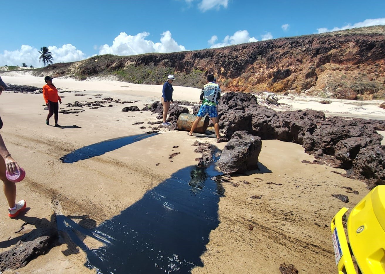 Barril com vazamento de óleo é encontrado em praia no litoral do RN