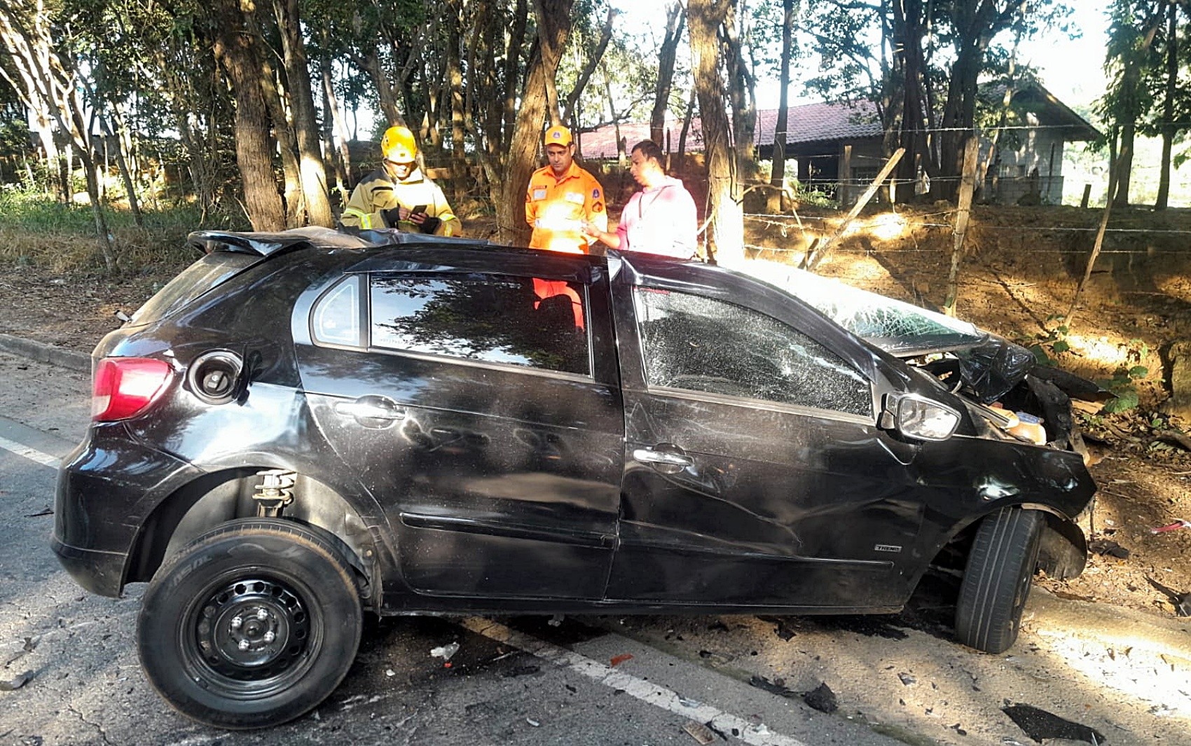Motorista morre após batida entre carro e carreta na AMG-1635, em Lavras, MG